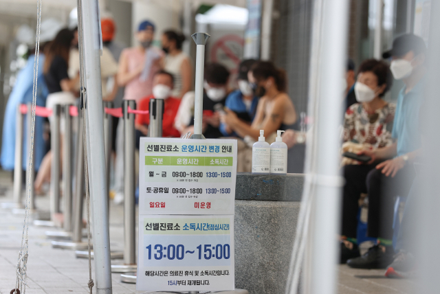 코로나19 신규 확진자가 10만7894명 발생한 4일 오전 서울 마포구보건소에 마련된 선별진료소에서 시민들이 검사를 기다리며 줄을 서고 있다. 연합뉴스