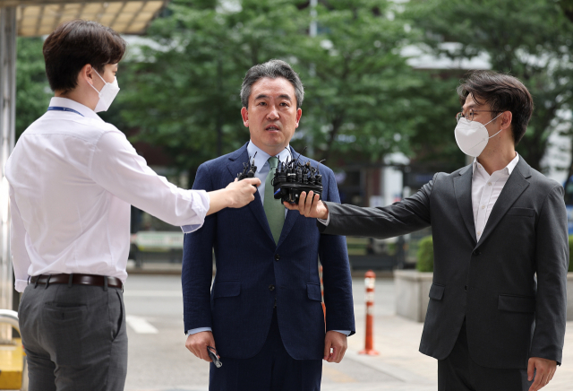 신임 경찰청장에 내정된 윤희근 경찰청 차장이 지난달 5일 서울 서대문구 국가경찰위원회에 출석하며 취재진에게 소감을 밝히고 있다. 연합뉴스