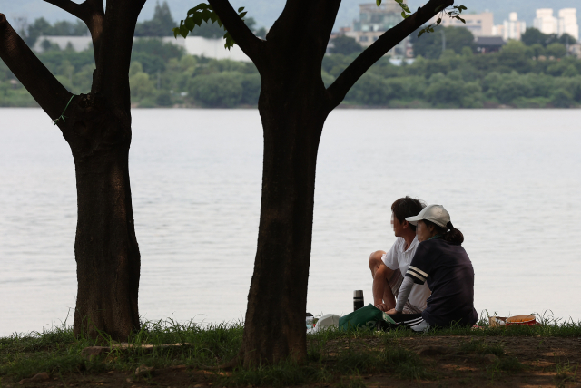 4일 서울 영등포구 양화한강공원 나무 그늘에서 시민들이 휴식을 취하고 있다. 연합뉴스