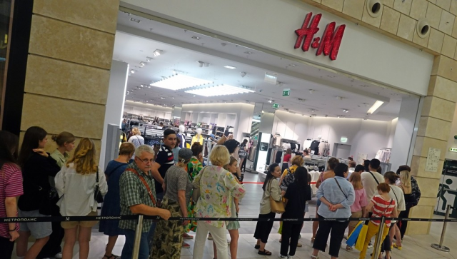 러시아 모스크바의 메트로폴리스 쇼핑몰에 있는 다국적 의류 유통업체 H&M 매장에 방문객들이 줄지어 입장을 기다리고 있다. 타스연합뉴스