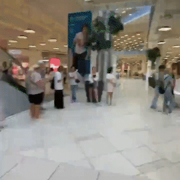 러시아 모스크바의 한 H&M 매장 앞에 손님들이 길게 줄을 선 모습. 트위터 캡처