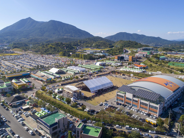 산청한방약초축제의 농특산물 판매장터. /사진제공=산청군