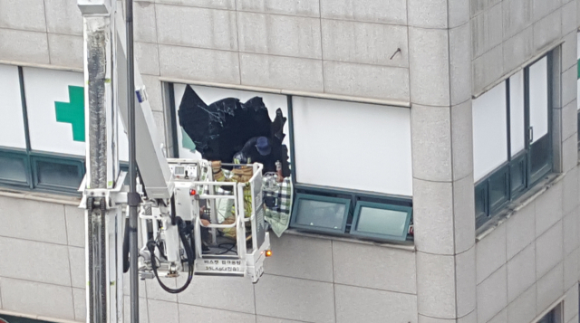 5일 경기도 이천시 관고동 병원 건물에서 화재가 발생, 소방대원들이 구조 작업을 하고 있다. 연합뉴스