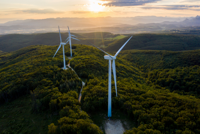 한화솔루션의 유럽 에너지 사업 자회사 큐에너지(Q Energy)가 독일의 태양광 개발 전문회사 엔비리아(ENVIRIA)와 함께 500MW 규모의 태양광 개발사업을 추진한다고 12일 밝혔다. 사진은 큐에너지가 운영하는 프랑스 풍력발전소 전경./사진제공=한화솔루션