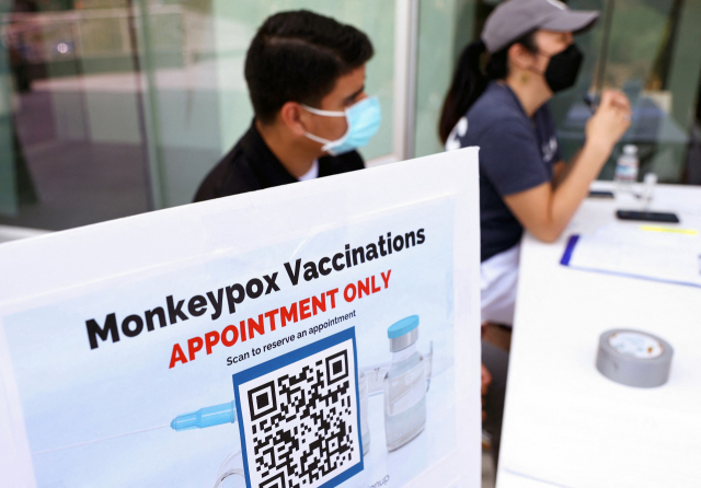 3일(현지 시간) 미국 로스앤젤레스의 한 접종소에 원숭이두창 백신 접종을 안내하는 표지판이 놓여 있다. AFP연합뉴스