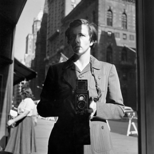 비비안 마이어가 1953년 뉴욕에서 직접 촬영한 자신의 모습.