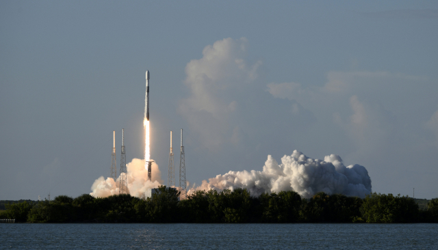 한국형 달 탐사선 '다누리'를 실은 스페이스X사의 팰컨9 로켓이 5일 오전 8시 8분(한국 시각) 미국 플로리다주 케이프커내버럴 우주군기지에서 우주를 향해 솟아오르고 있다. UPI연합뉴스