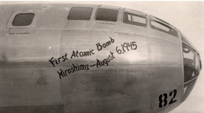 ‘첫 핵폭탄-1945년 8월 6일’ 적힌 히로시마 폭격기 사진 첫 공개