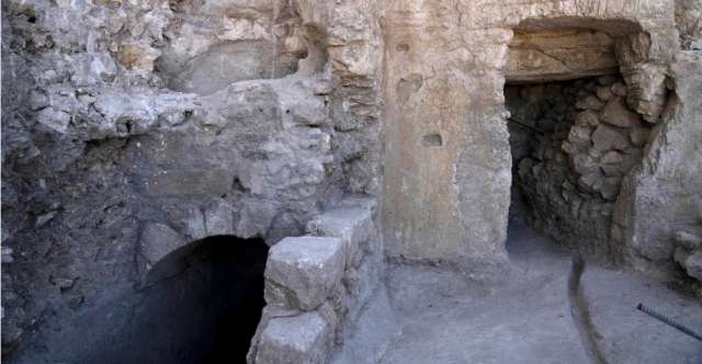 예루살렘에서 발견된 유대인 의식 목욕 장소(왼쪽). NBC Boston 캡처