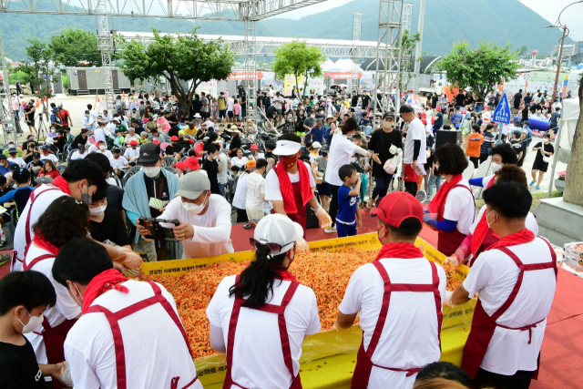 강원 화천 토마토축제에서 오뚜기가 준비한 1000명 분의 파스타를 관광객들이 나눠 먹는 모습./사진제공=오뚜기