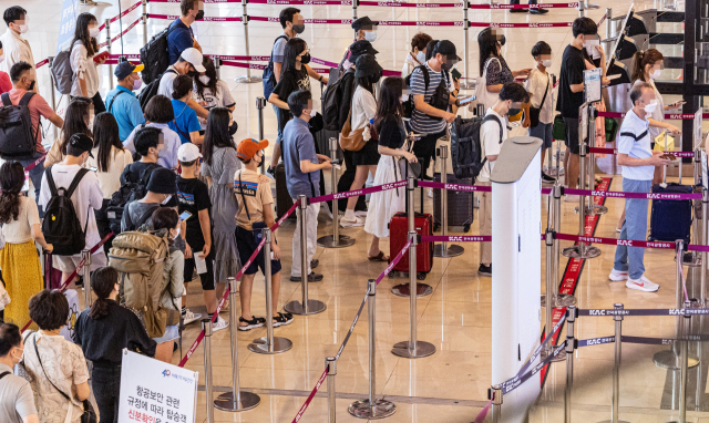 지난 5일 오전 서울 강서구 김포공항 국내선 청사 출발 층이 여행객들로 붐비고 있다. 이날 김포공항은 여름 휴가를 맞이해 제주 등으로 떠나려는 시민들로 분주했다. 연합뉴스