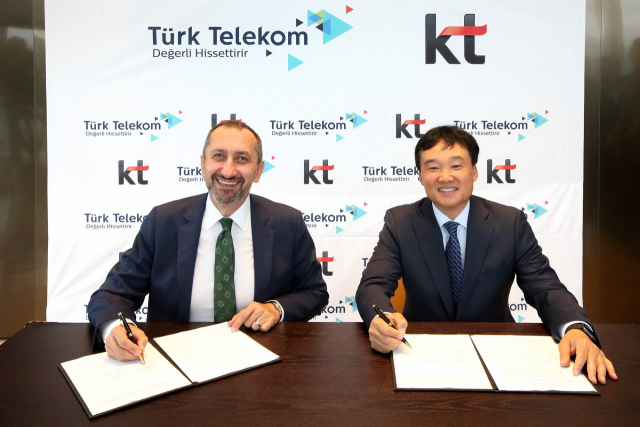 윤경림(오른쪽) KT 트랜스포메이션부문장 사장과 오밋 오날 투르크텔레콤 CEO가 전략적 제휴협력 계약을 체결하고 있다. 사진제공=KT