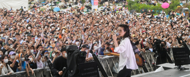 7일 인천 송도 달빛축제공원에서 열린 '2022 펜타포트 록 페스티벌' 2일차 공연 중인 새소년과 관객들. 사진 제공=인천광역시