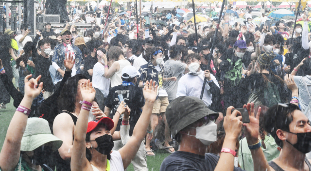 7일 인천 송도 달빛축제공원에서 열린 '2022 펜타포트 록 페스티벌'에서 물폭탄을 맞으며 공연을 즐기고 있는 관객들. 사진 제공=인천광역시