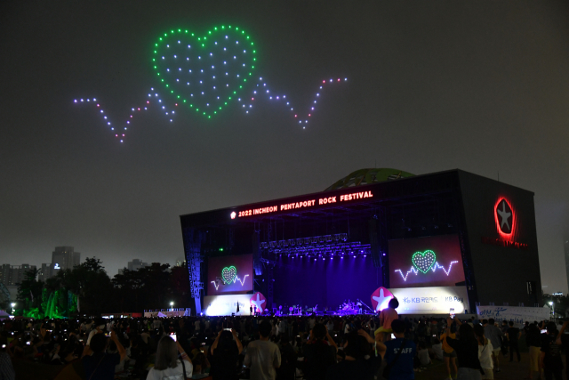 6일 인천 송도 달빛축제공원에서 열린 '2022 펜타포트 록 페스티벌' 개막식 중 열린 드론쇼. 사진 제공=인천광역시