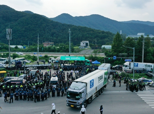 화물연대 농성에 발묶인 맥주…결국 직원 250명 투입해 출고 시도