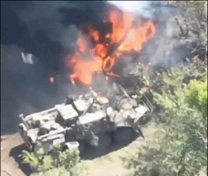 러시아의 최신형 주력 탱크인 T-90이 우크라이나군이 쏜 미사일로 인해 순식간에 파괴되는 모습이 포착됐다. 트위터 캡처
