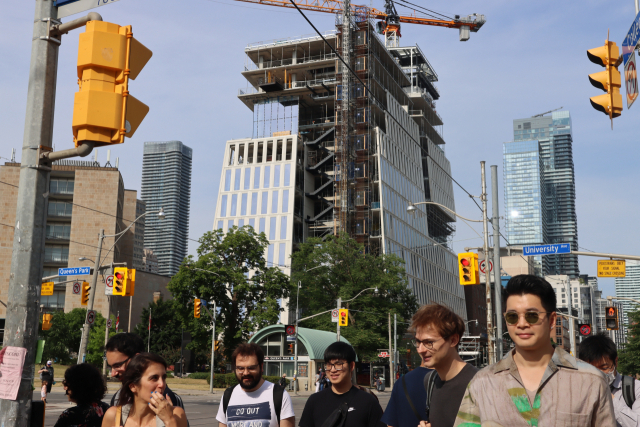 캐나다 토론토대 앞에서 학생들이 길을 거닐고 있다. 토론토=정혜진 특파원