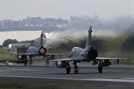 대만 공군 전투기 2대가 7일 대만 신추의 공군기지에서 이륙을 준비하고 있다. EPA연합