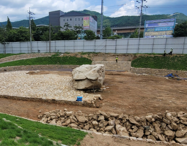 세계 최대 규모 고인돌로 추정되는 김해시 구산동 지석묘(경상남도 기념물)가 공사도중 훼손돼 5일 문화재청 문화재위원들의 긴급 현장조사가 진행됐고 현재는 공사가 중단됐다. /사진제공=문화재청