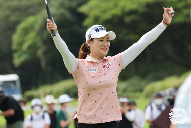 지한솔이 7일 제주삼다수 마스터스 최종 라운드 마지막 홀에서 역전 버디 퍼트를 넣어 우승을 확정한 뒤 두 팔을 들어올리며 활짝 웃고 있다. 사진 제공=KLPGA