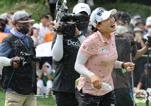 지한솔이 7일 제주삼다수 마스터스에서 우승을 차지한 뒤 동료들의 축하 세례를 받고 있다. 사진 제공=KLPGA