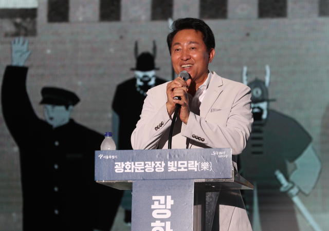 오세훈 서울시장이 6일 오후 서울 종로구 광화문에서 열린 광장 개장 기념행사 ‘광화문광장 빛모락(樂)’에서 환영사를 하고 있다. 연합뉴스