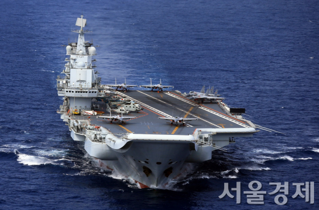중국의 첫번째 항공모함 랴오닝함이 서태평양 일대에서 항해하는 모습. 사진제공=중국 국방부