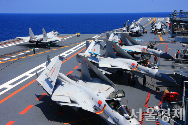 중국의 첫번째 항공모함 랴오닝함 갑판위에서 전투기들이 대기하고 있는 모습(사진제공=중국 국방부