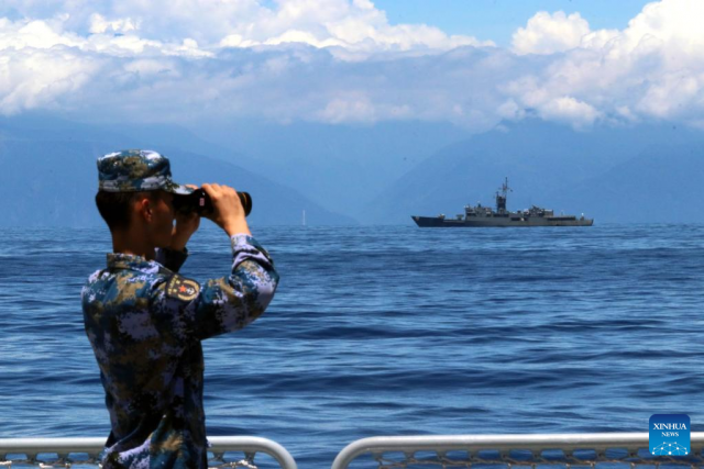 중국 해군의 동부전구사령관이 2022년 8월 5일(현지시간) 대만 인근 해상에서 군사훈련 도중 함상에서 망원경으로 주변 함정을 살펴보고 있다./신화통신