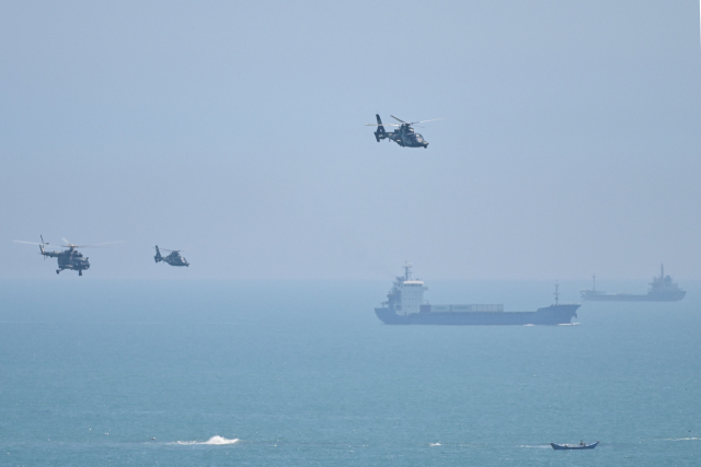 중국 군용 헬기들이 4일 대만과 인접한 중국 푸젠성 핑탄섬 상공을 지나고 있다. 핑탄=AP·연합뉴스