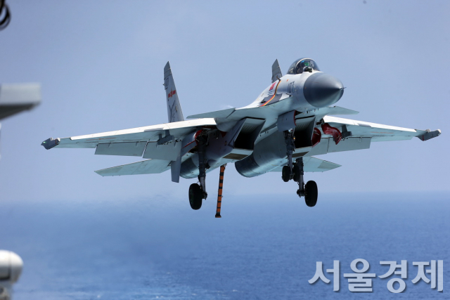 중국의 '젠-15(J-15)' 전투기가 항공모함 랴오닝함에서 이륙하는 모습. 사진제공=중국 국방부