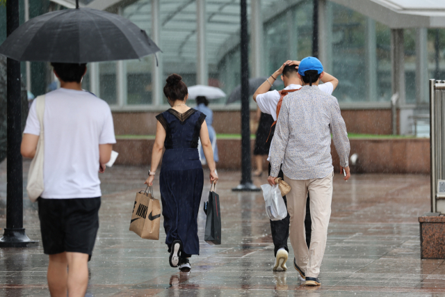 지난달 31일 오후 서울 서초구 고속버스터미널 인근에서 우산을 준비하지 못한 시민들이 발걸음을 재촉하고 있다. 연합뉴스