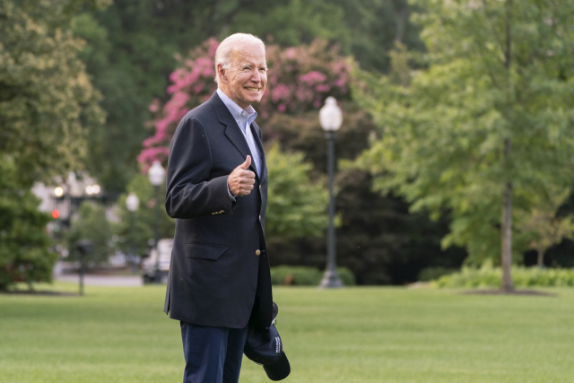 코로나19 격리에서 해제된 조 바이든 대통령이 7일 델라웨어 별장으로 가기 위한 마린원 탑승을 위해 백악관 잔디밭을 걸어가고 있다./로이터 연합뉴스