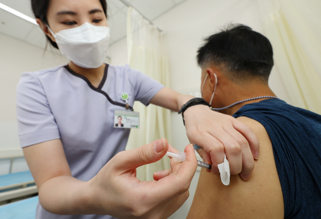지난 1일 오후 서울 강서구 부민병원을 찾은 시민이 백신 접종을 받고 있다. 이날부터 50대 사전 예약자들을 대상으로 코로나19 백신 4차 접종이 시작됐다. 연합뉴스
