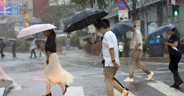 서울·경기 등 중부지방에 집중호우가 내린 8일 서울 명동에서 우산을 쓴 시민들이 걸어가고 있다. 성형주 기자