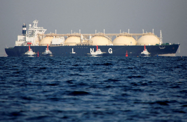 2017년 동해상에 액화천연가스(LNG) 운반선이 떠 있는 모습. 로이터연합뉴스