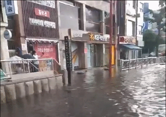 인천 지역에 많은 양의 비가 내려 도로가 침수된 모습. 온라인 커뮤니티 캡처