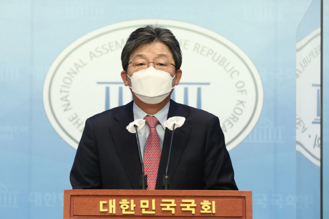 유승민 전 의원이 4월 19일 국회 소통관에서 경기지사 출마 관련 기자회견을 열고 지지를 호소하고 있다./성형주 기자