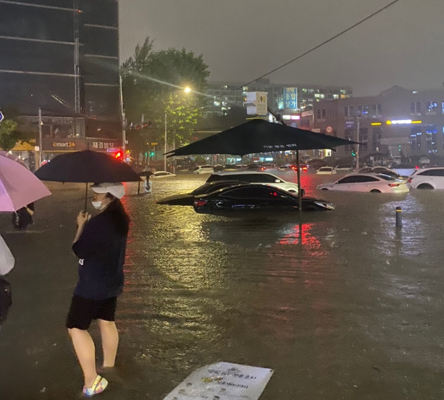 서울 3호선 대치역 사거리 일대가 물에 잠겨 있다. /사진=김상용기자