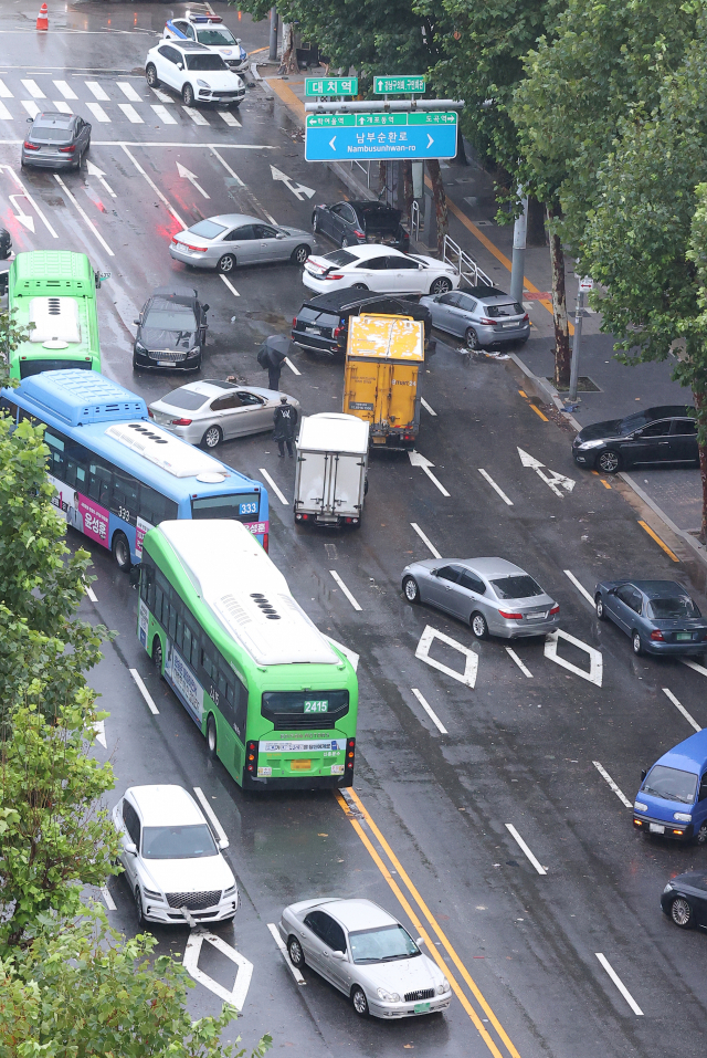 폭우가 내린 9일 오전 서울 강남구 대치역 인근 도로에 침수됐던 차들이 주차돼 있다. 연합뉴스