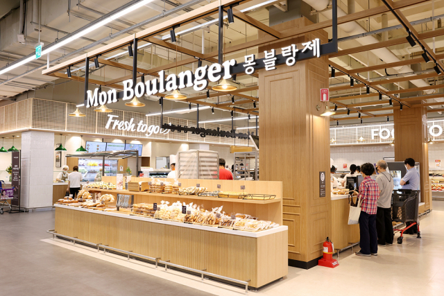 홈플러스 유성점 내 베이커리 ‘몽블랑제’에서 고객들이 빵을 구매하고 있다. /사진제공=홈플러스