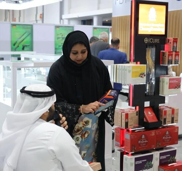 아랍에미리트에 위치한 한 약국의 정관장 전용 카운터에서 약사가 고객에게 제품을 설명하고 있다. 사진 제공=KGC인삼공사