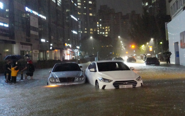 8일 서울 강남구 대치동 은마아파트 부근 도로와 인도가 물에 잠겨 있다. 연합뉴스