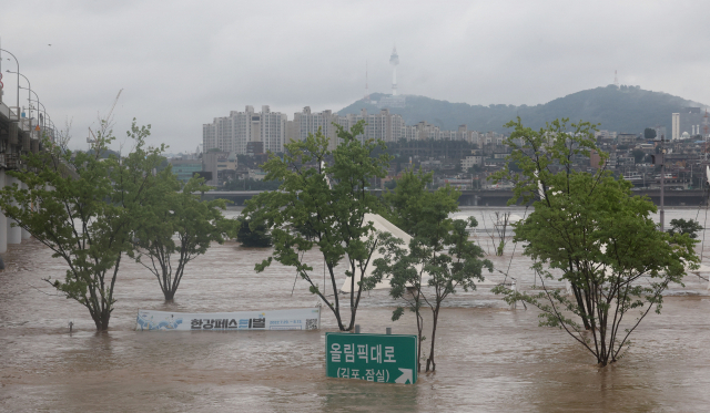 9일 오전 서울 반포한강공원 일대가 밤 사이 내린 폭우로 물에 잠겨 있다. 연합뉴스