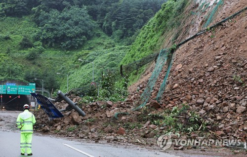9일 오전 경기도 성남시 용인서울고속도로 용인 방면 하산운터널 입구 경사면이 전날부터 내린 많은 비로 무너져 도로가 통제되고 있다. /연합뉴스