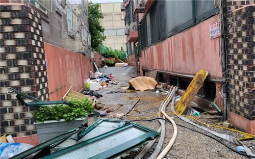 간밤 폭우로 서울 관악구에서는 지난 8일 오후 9시 7분께 침수로 반지하에 3명이 갇혀 신고했지만 결국 사망했다. 연합뉴스