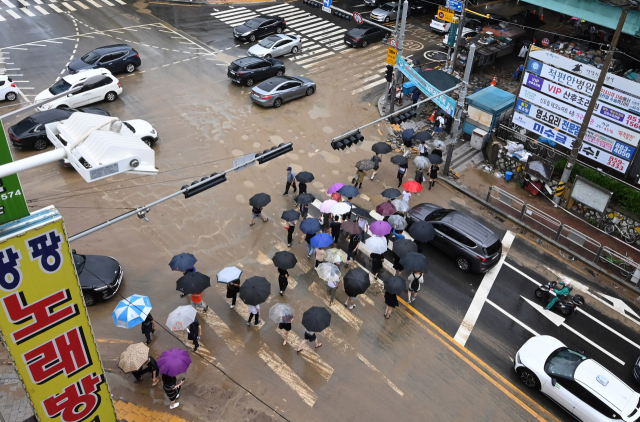 서울 신대방역 앞 도로가 전날 중부지방에 쏟아진 기록적인 폭우가 내리면서 쏟아진 토사로 뒤덮여 있다. 성형주 기자