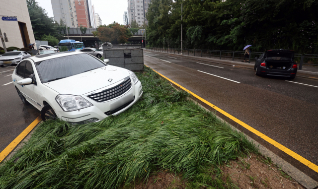 9일 오전 서울 서초구 진흥아파트 앞 서초대로 일대에서 전날 내린 폭우에 침수됐던 차량이 모습을 드러내고 있다. 연합뉴스