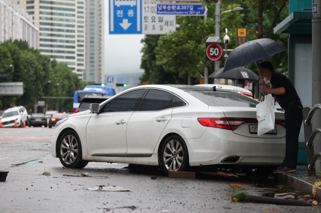간밤에 내린 폭우로 침수됐던 차량들이 9일 오전 서울 강남구 대치역 인근 도로에 주차돼 있다. 연합뉴스